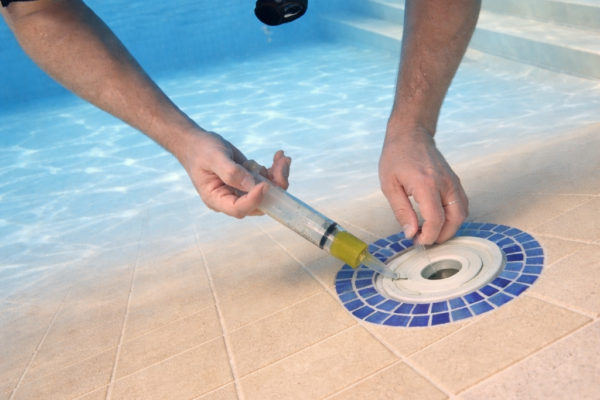 Réparation sous-marine dans une piscine